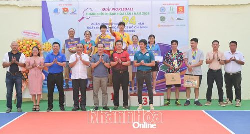 Các đại biểu trao giải cho đội nhất, nhì, ba.