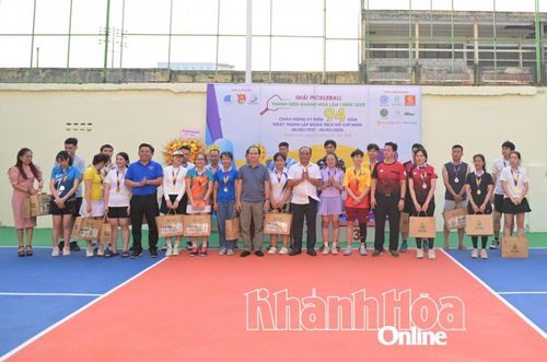 Các đại biểu trao quà cho các đội vận động viên tham gia giải.