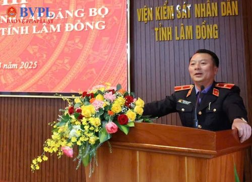 Đồng chí Nguyễn Thành Minh - Tỉnh ủy viên, Bí thư Đảng ủy, Viện trưởng VKSND tỉnh phát biểu tại hội nghị.