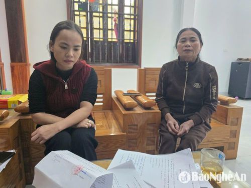 Chị Trang (trái) và bà Loan là những người làm đơn đề nghị xử lý trách nhiệm cán bộ. Ảnh: Tiến Hùng
