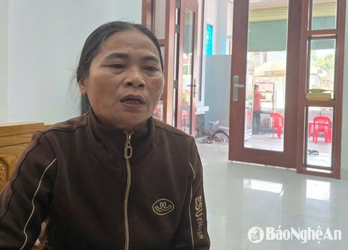 Bà Loan cho biết, để có tiền đóng cho ông Thống, gia đình phải thế chấp bìa đỏ vay ngân hàng. Ảnh: Tiến Hùng