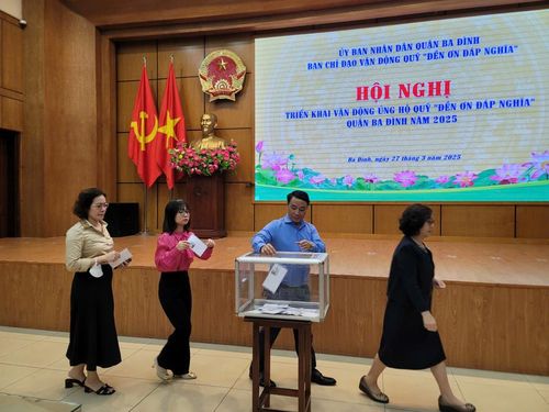 Các đại biểu hưởng ứng cuộc vận động ủng hộ Quỹ đền ơn đáp nghĩa.