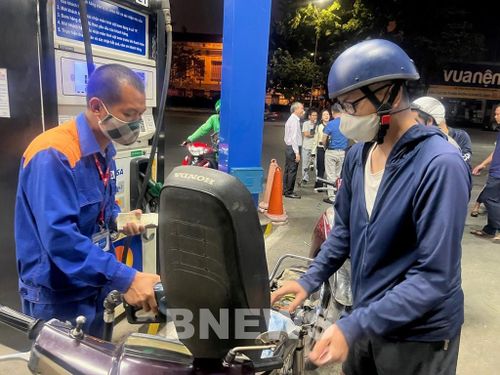 Anh Nguyễn Đức Quang ở phố Kim Mã đến mua xăng tại cửa hàng xăng dầu Petrolimex trên phố Trần Quang Khải. Ảnh: Anh Nguyễn/BNEWS/TTXVN