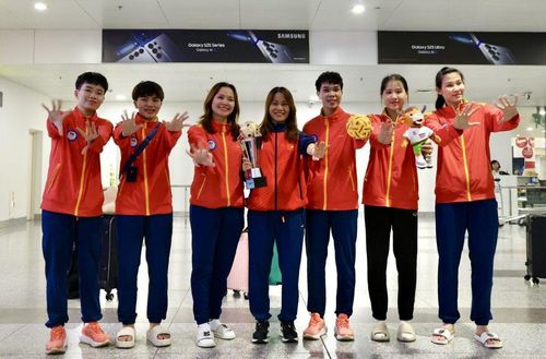 Đội tuyển cầu mây Việt Nam ăn mừng chiếc cúp vô địch trong ngày về tại sân bay Nội bài. Ảnh: Internet