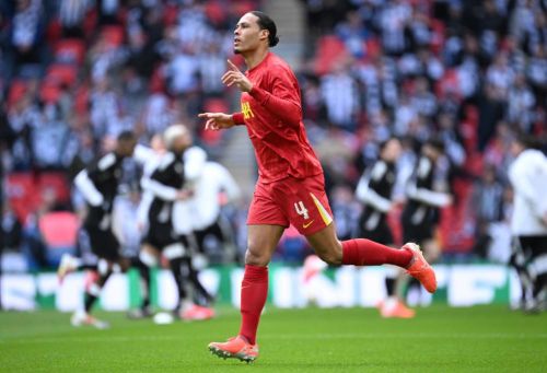 Liverpool nên tìm cách giữ chân Van Dijk