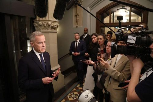  Thủ tướng Canada Mark Carney phát biểu với truyền thông trước khi tham dự cuộc họp nội các Canada bàn về thuế quan của Mỹ ngày 2-4. Ảnh: AFP 