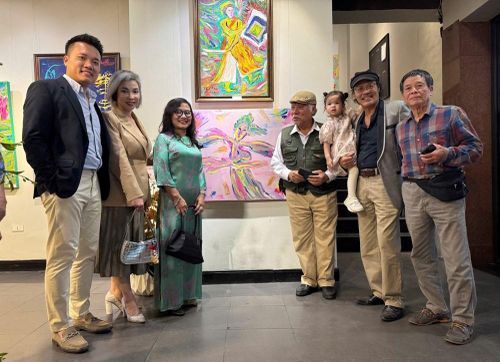 Họa sĩ Nghiêm Nhan cùng gia đình, đồng nghiệp bên những tác phẩm đặc sắc tại triển lãm