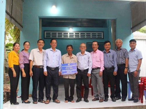 Bàn giao nhà Đại đoàn kết cho các hộ gia đình