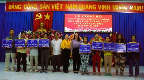 19 hộ gia đình nhận bảng tượng trưng bàn giao nhà Đại đoàn kết