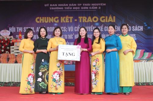 Lãnh đạo Phòng GD&ĐT thành phố Thái Nguyên trao tặng sách cho thư viện nhà trường.