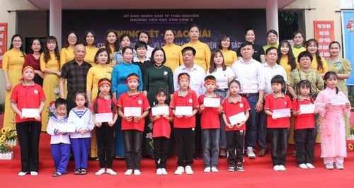 Ban tổ chức trao giải, khen thưởng cá nhân, tập thể xuất sắc.