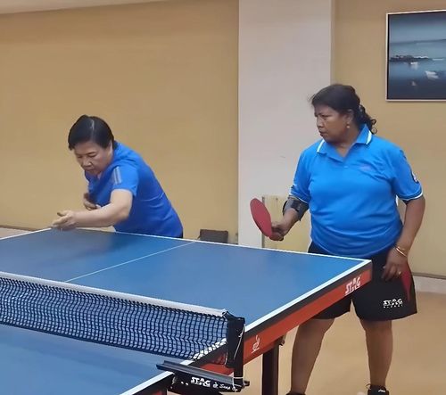 Mẹ của Ti Long (bên trái) hướng dẫn cho nhà vô địch lão tướng thế giới Mantu Murmu 2023 tại Oman
