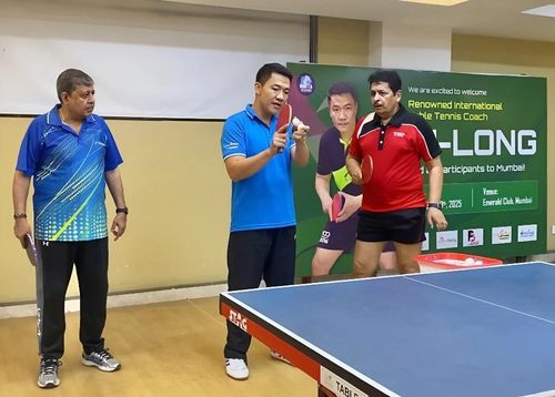 Ti Long hướng dẫn kỹ thuật cho ông Yogesh Desai - nhà vô địch lão tướng thế giới 2023 tại Oman (bên phải)