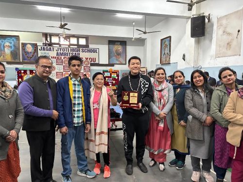 Ti Long và mẹ (bà Phạm Bích Ngọc) được trường THPT Jagat Jyoti – Amritsar trao tặng kỷ niệm chương và chào đón rất nồng nhiệt 