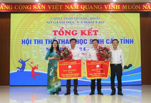 Phòng GD&ĐT huyện Lệ Thủy và Trường THPT Phan Đình Phùng giành giải Nhì toàn đoàn.