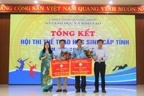 Ban tổ chức trao giải Ba toàn đoàn cho Phòng GD&ĐT huyện Quảng Trạch và Trường THPT Lệ Thủy.