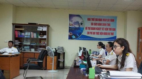 Công chức Chi cục Thuế khu vực XII (địa bàn tỉnh Quảng Nam) tăng cường kiểm tra hồ sơ khai thuế tại trụ sở cơ quan thuế. Ảnh: Đức Việt.