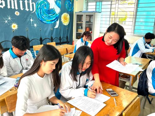 Giờ học của cô và trò Trường Trung học phổ thông chuyên Sơn Tây. Ảnh: Lê Nguyễn