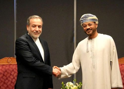 Bộ trưởng Ngoại giao Iran Abbas Araghchi (trái) gặp Bộ trưởng Ngoại giao Oman Sayyid Badr Albusaidi. (Ảnh: Reuters)