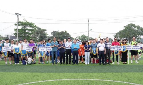 Đại diện các lãnh đạo tặng cờ cho 29 đội bóng tham gia giải