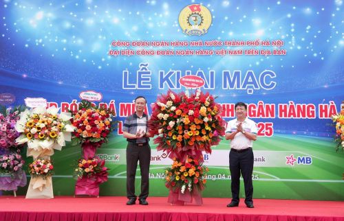 Ông Cao Văn Bình, Chủ tịch Công đoàn Cơ quan NHNN trung ương tặng hoa chúc mừng