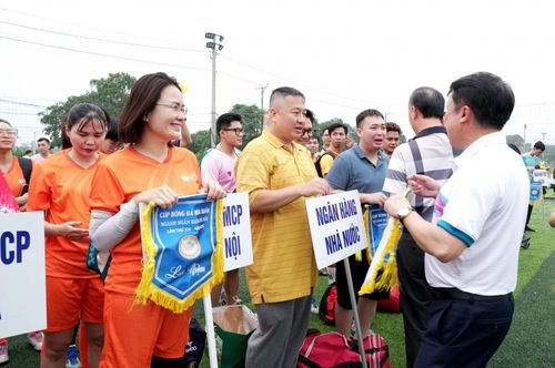 Tặng cờ cho các đội bóng