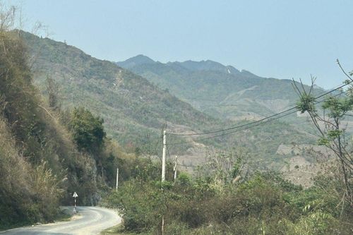 Mường Lý tiếp giáp với các khu vực có nhiều đường mòn, lối mở