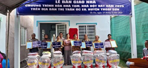 Trao quyết định bàn giao nhà và tặng quà cho các hộ gia đình