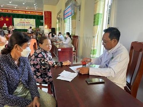 Các bác sĩ Bệnh viện Lê Văn Thịnh (TPHCM) tổ chức khám bệnh, cấp thuốc miễn phí và tặng quà cho gia đình chính sách, hộ nghèo tại xã Phước Ngãi, huyện Ba Tri, tỉnh Bến Tre