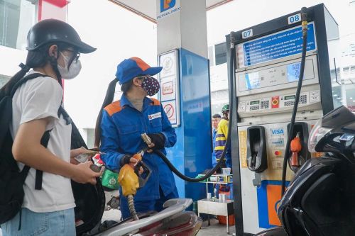 Người dân đổ xăng tại một cây xăng