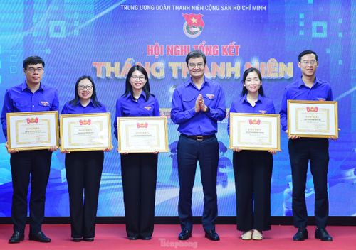 Dịp này, T.Ư Đoàn trao tặng bằng khen các tập thể và cá nhân có thành tích nổi bật trong triển khai Tháng Thanh niên năm 2025. Ảnh: Xuân Tùng