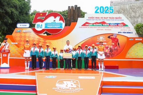 Trao giải thưởng cho các tay đua và học bổng cho các em học sinh địa phương
