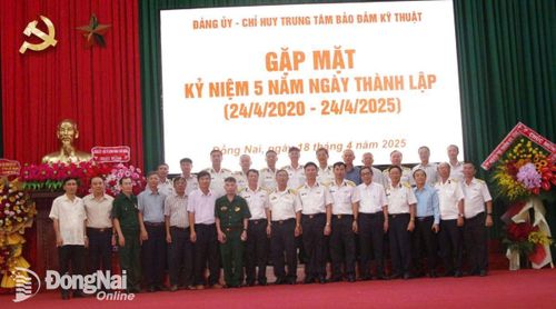 Các đại biểu cùng chụp hình trong buổi gặp mặt. Ảnh: Tấn Sang
