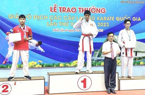  Tại Giải vô địch các câu lạc bộ Karate quốc gia lần thứ XXIII năm 2023 tổ chức tại tỉnh Đắk Lắk, Nay Rơ Châm Thanh (áo đỏ) giành huy chương bạc. Ảnh: NVCC 