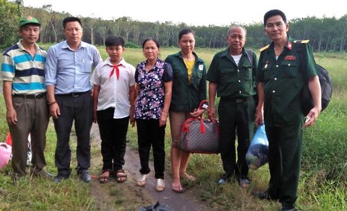 Ông Đặng Duy Huỳnh (thứ 2, bên phải) cùng đồng đội đi tìm hài cốt liệt sĩ.