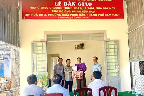 Các tổ chức đoàn thể địa phương trao quà cho gia đình ông Trịnh Hữu Hảo.