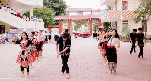 Thành viên CLB Nghệ thuật dân tộc Trường THPT Dân tộc Nội trú Nghệ An hát múa các tiết mục văn hóa dân tộc tại sân trường