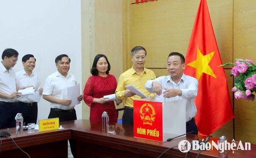 Các đại biểu tiến hành bỏ phiếu thẩm định công nhận 4 xã đạt chuẩn NTM kiểu mẫu. Ảnh: Quang An