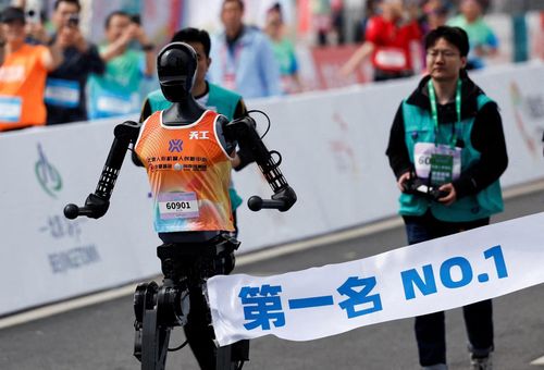  Tiangong Ultra, một robot hình người, chạy qua vạch đích và là robot giành vị trí đầu tiên trong Giải chạy bán marathon dành cho robot hình người E-Town, tại Bắc Kinh, Trung Quốc, ngày 19/4. 