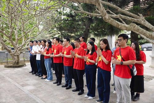 Đoàn dâng hương tại Nghĩa trang liệt sỹ Phạm Văn Khang và các đồng đội
