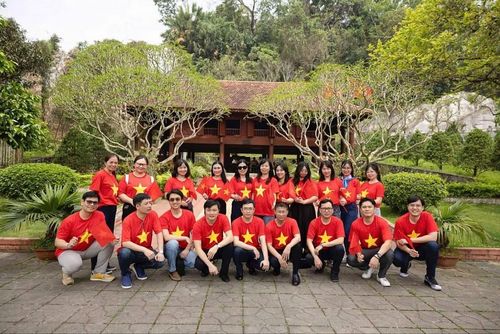 Các đảng viên, công chức thuộc Vụ Tổ chức cán bộ, Bộ Tài chính chụp ảnh lưu niệm tại Khu di tích quốc gia Nha Ngân khố Tín dụng, xã Tứ Quận, huyện Yên Sơn, Tuyên Quang.