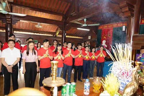 Đoàn đã dâng hương tưởng niệm Chủ tịch Hồ Chí Minh tại khu di tích Quốc gia Nha ngân khố tín dụng