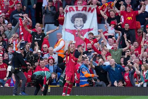 Đây là chức vô địch Premier League thứ 2 của họ trong 5 năm, nhưng khác với mùa 2019-20 — khi Klopp đưa Liverpool chấm dứt 30 năm chờ đợi trong những sân vận động không khán giả — lần này các cổ động viên cuồng nhiệt đã có thể ăn mừng tại Anfield.