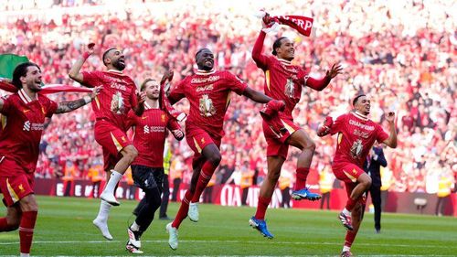 Slot đã giữ Liverpool trên đỉnh bảng xếp hạng kể từ ngày 2/11/2024. Hôm đó, Arsenal thua Newcastle, Man City thất thủ trước Bournemouth — trong chuỗi sụp đổ với chỉ 1 chiến thắng trong 13 trận — còn Liverpool lội ngược dòng thắng Brighton 2-1 tại Anfield nhờ bàn thắng muộn của Mohamed Salah, người đã trở thành đầu tàu đưa đội bóng đến chức vô địch