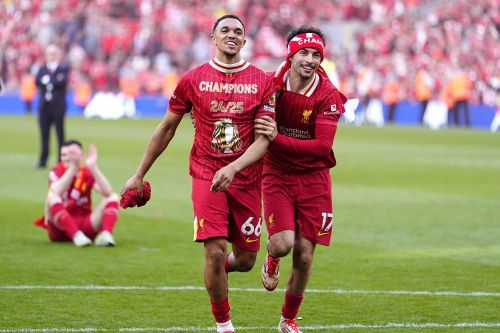 Mùa giải của Liverpool diễn ra trong bối cảnh tương lai của Salah, đội trưởng Virgil van Dijk và Trent Alexander-Arnold bị đặt dấu hỏi, khi cả ba đều bước vào năm cuối hợp đồng. Salah và Van Dijk đã ký gia hạn thêm hai năm, nhưng Alexander-Arnold có thể sẽ chuyển sang Real Madrid theo dạng tự do mùa hè này.