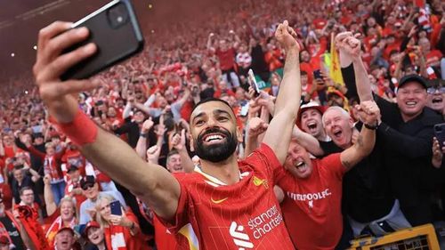 Liverpool đã giành chức vô địch quốc gia lần thứ 20, cân bằng kỷ lục, trong một mùa giải ra mắt tuyệt vời của HLV Arne Slot sau chiến thắng 5-1 trước Tottenham tại Anfield vào hôm Chủ Nhật.