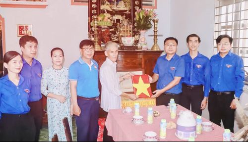 Tuổi trẻ TPHCM tri ân gia đình có công với cách mạng