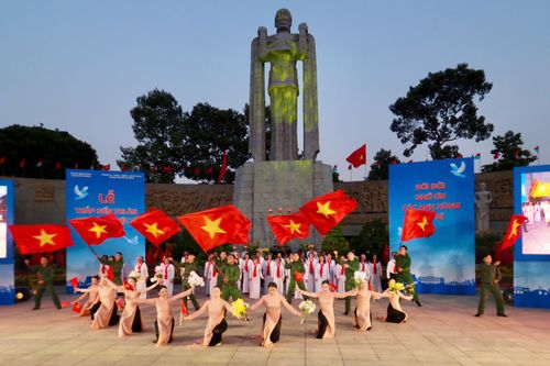 CLB Truyền thống Thành đoàn TPHCM và nhóm múa biểu diễn xúc động ca khúc "Đồng đội ơi". Ảnh: HOÀNG HÙNG