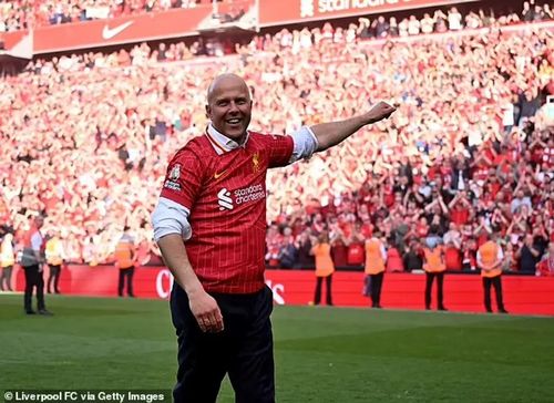 HLV Liverpool Arne Slot nói cảm giác vô địch thật “khó tin” khi Liverpool chính thức đăng quang. Ảnh: Gettt images