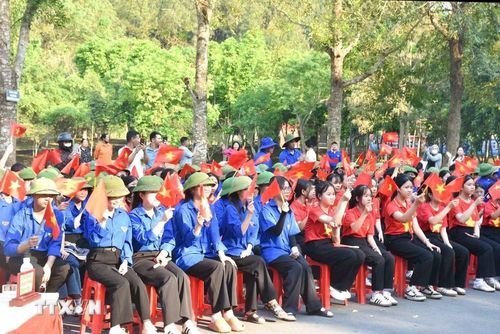 Đoàn viên thanh niên, học sinh trong chuyến về nguồn tìm hiểu truyền thống lịch sử tại Ngã ba Đồng Lộc. (Ảnh: Hoàng Ngà/TTXVN)